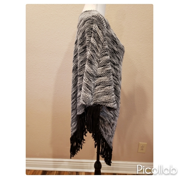 Two by Vince Camuto Fringed Poncho - Picture 5 of 9